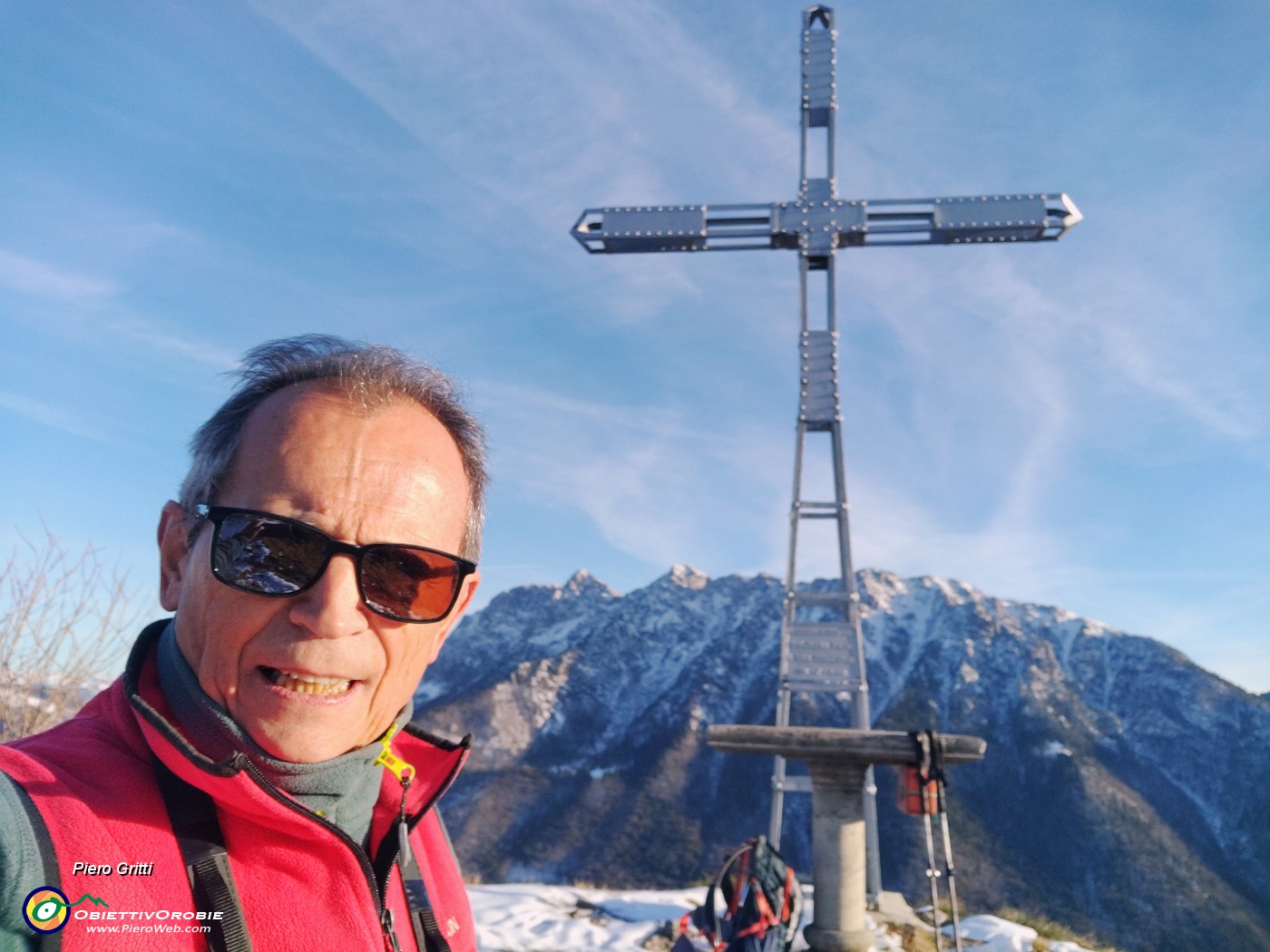 01 Alla croce del Monte Castello (1425 m) con vista in Alben .jpg